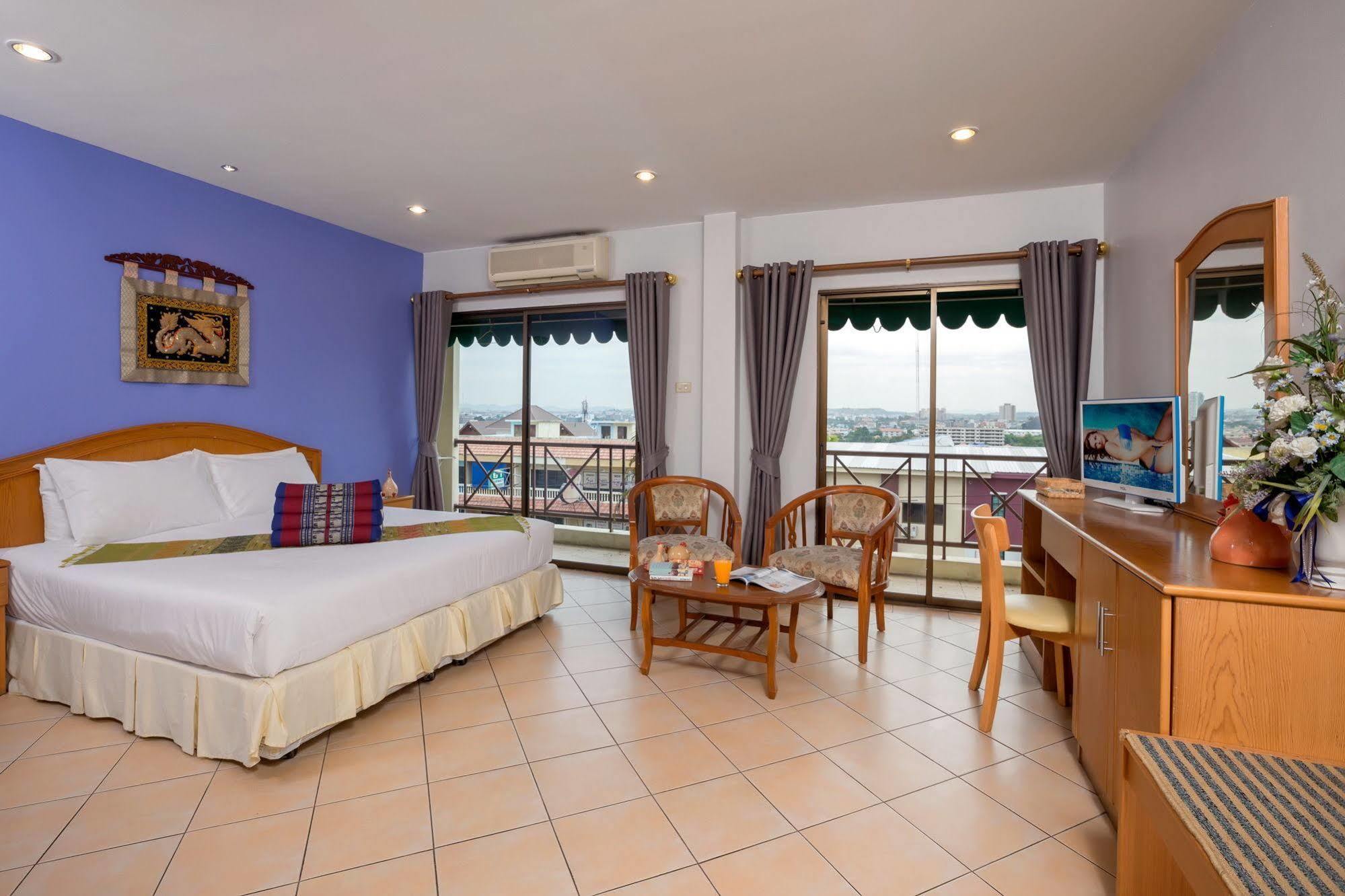Seven Oaks Inn Jomtien Beach Exterior photo