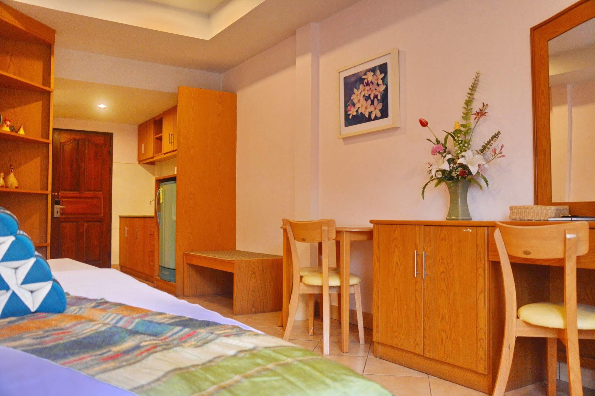 Seven Oaks Inn Jomtien Beach Exterior photo