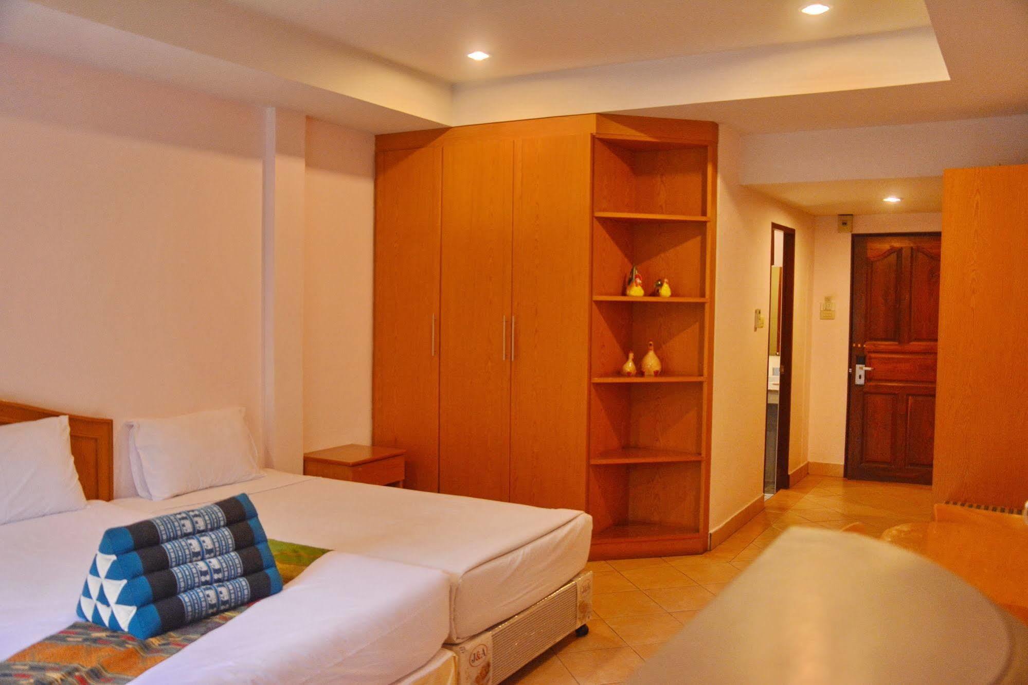 Seven Oaks Inn Jomtien Beach Exterior photo