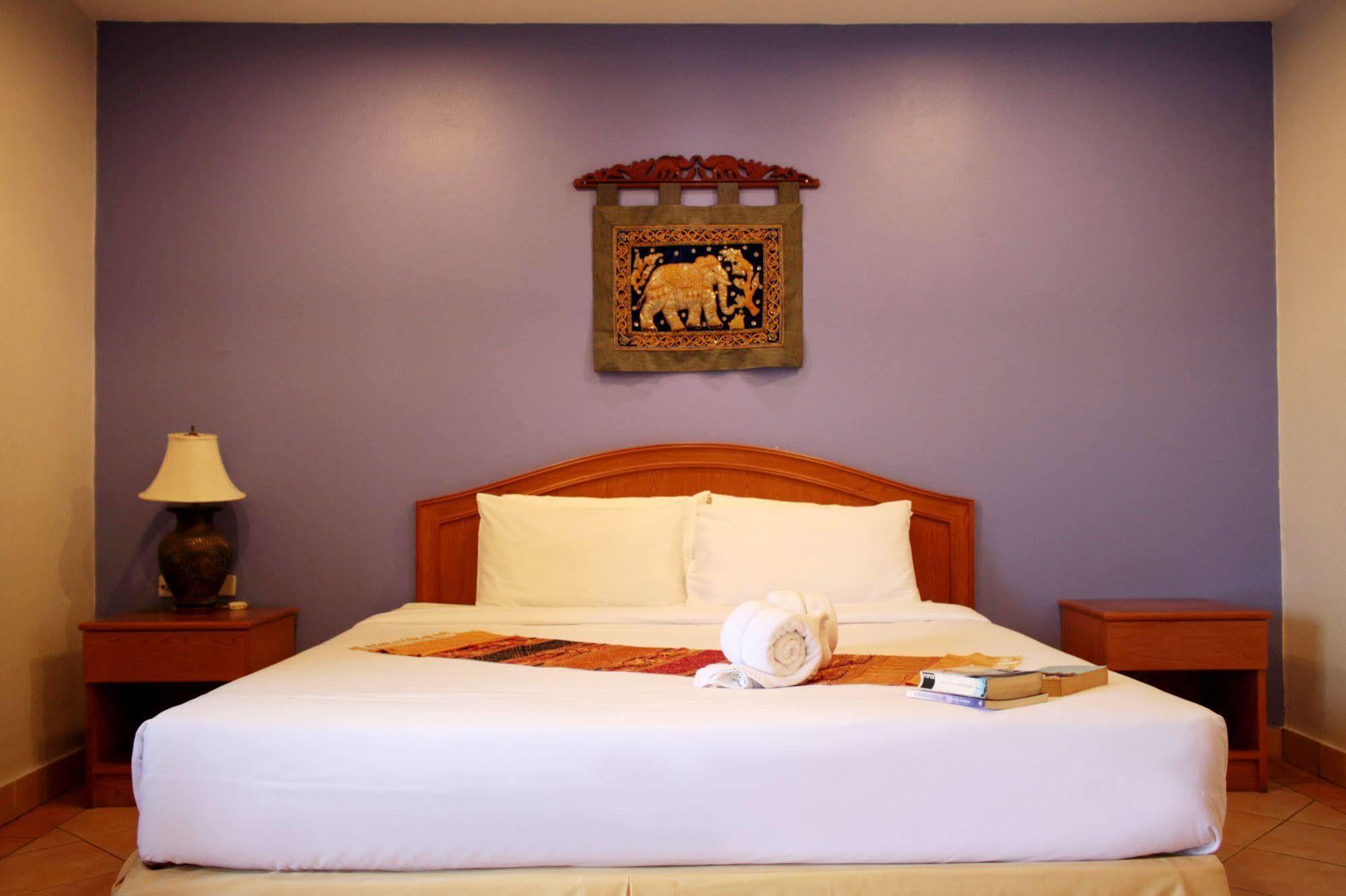 Seven Oaks Inn Jomtien Beach Exterior photo